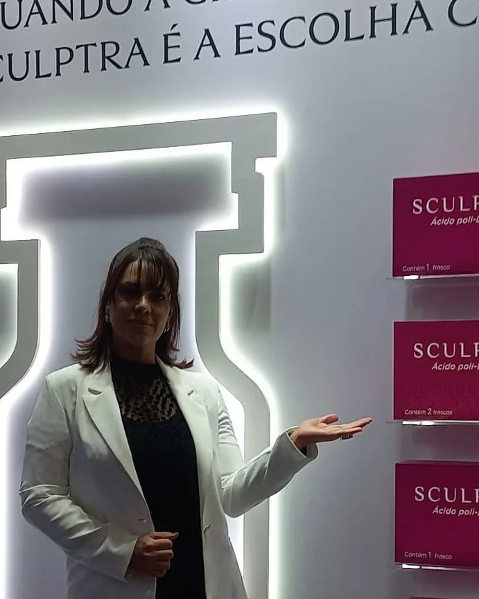 Dra. Mírlian em estande de bioestimuladores de colágeno durante congresso