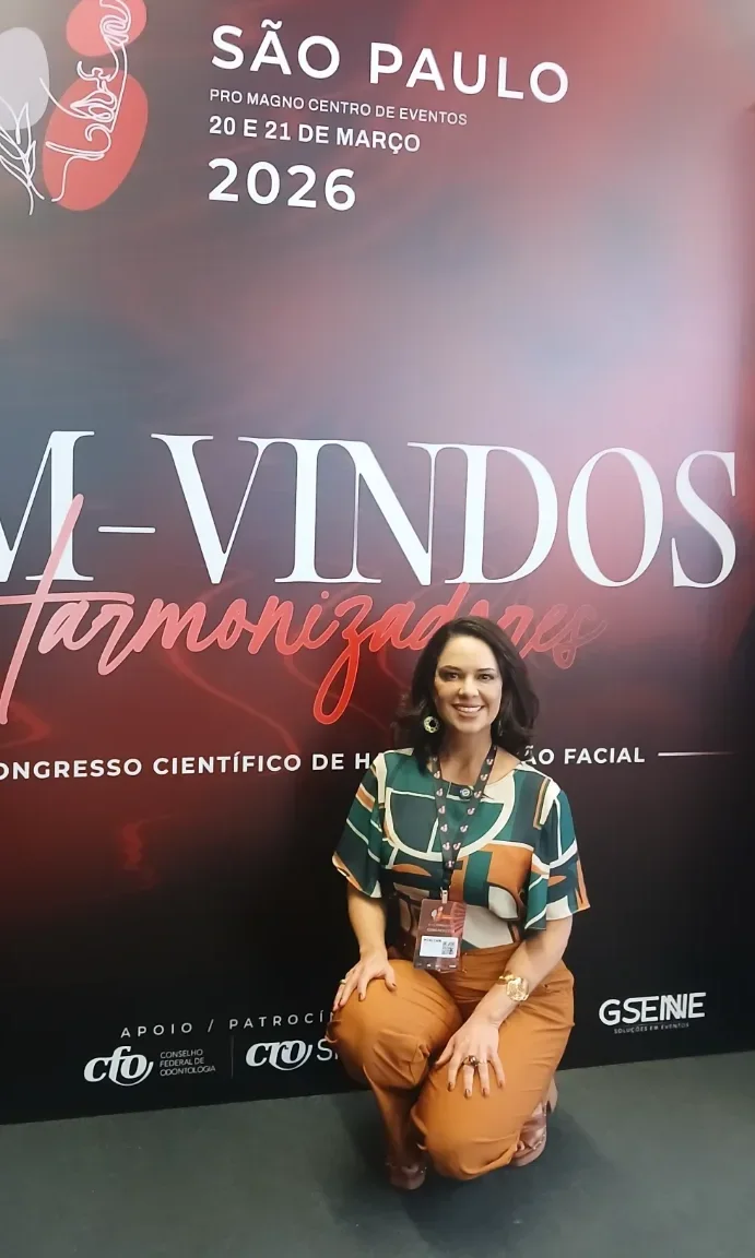 Dra. Mírlian no painel de boas-vindas de um congresso de harmonização facial em São Paulo, 2026