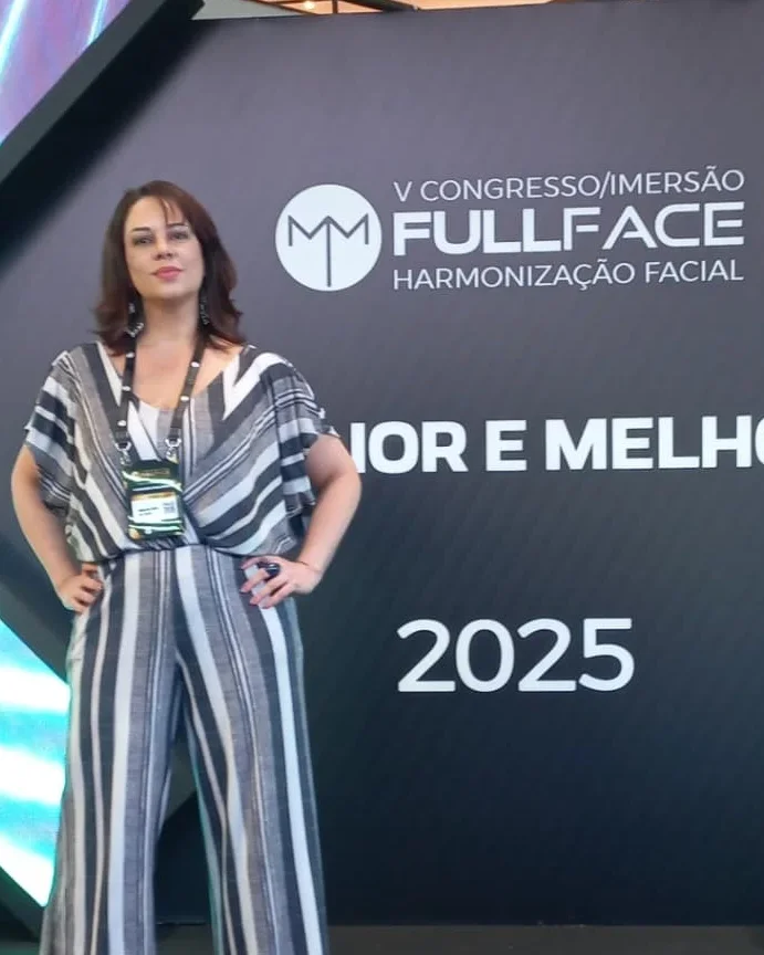 Dra. Mírlian no palco do Congresso Internacional Full Face 2025